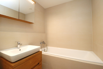Koupelna - Pronájem bytu 3+kk v osobním vlastnictví 68 m², Praha 8 - Libeň