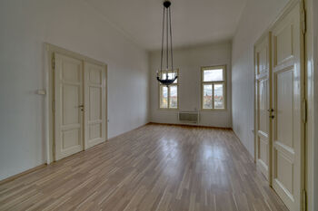 prostřední pokoj - Prodej bytu 3+1 v osobním vlastnictví 115 m², Praha 5 - Smíchov