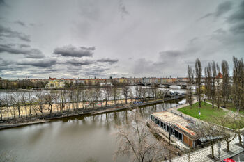 pohled z okna - Prodej bytu 3+1 v osobním vlastnictví 115 m², Praha 5 - Smíchov