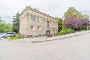 Pohled z příjezdové cesty - Prodej bytu 3+1 v osobním vlastnictví 58 m², Říčany 