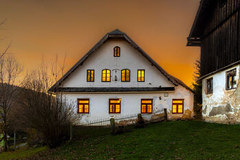 pohled na chalupu večerní - Prodej domu 175 m², Čenkovice