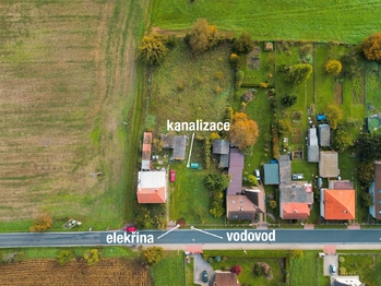 Umístění inženýrských sítí - Prodej pozemku 1000 m², Krchleby