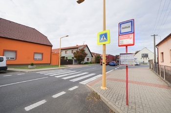 Autobusová zastávka - Prodej pozemku 1000 m², Krchleby