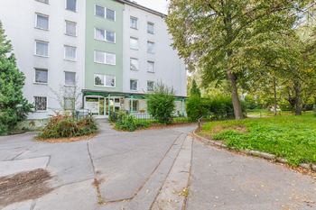 Pohled na budovu - Pronájem bytu 1+kk v osobním vlastnictví 35 m², Praha 10 - Hostivař