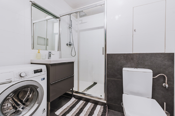 Koupelna s toaletou - Pronájem bytu 1+kk v osobním vlastnictví 35 m², Praha 10 - Hostivař