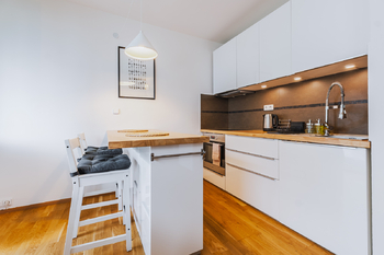 Pohled na kuchyni  - Pronájem bytu 1+kk v osobním vlastnictví 35 m², Praha 10 - Hostivař 