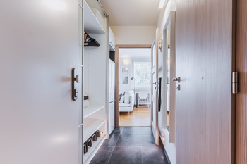 Hlavní vstup do bytu  - Pronájem bytu 1+kk v osobním vlastnictví 35 m², Praha 10 - Hostivař