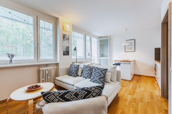 Pohled na obývací pokoj - Pronájem bytu 1+kk v osobním vlastnictví 35 m², Praha 10 - Hostivař