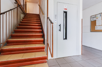 Výtah - Pronájem bytu 1+kk v osobním vlastnictví 35 m², Praha 10 - Hostivař