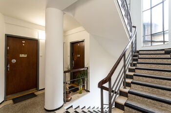 Chodba domu s výtahem - Pronájem bytu 2+kk v osobním vlastnictví 60 m², Praha 1 - Nové Město