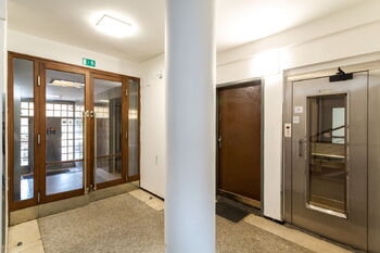 Chodba domu s výtahem - Pronájem bytu 2+kk v osobním vlastnictví 60 m², Praha 1 - Nové Město