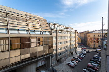 Pohled z okna obývacího pokoje - Pronájem bytu 2+kk v osobním vlastnictví 60 m², Praha 1 - Nové Město