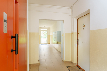 chodba a výtah - Prodej bytu 3+kk v osobním vlastnictví 69 m², Praha 10 - Záběhlice