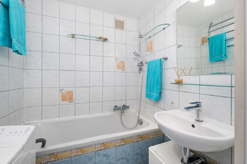 koupelna s vanou - Prodej bytu 2+1 v osobním vlastnictví 64 m², Suchdol nad Lužnicí