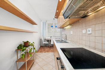 průchozí kuchyně - Prodej bytu 2+1 v osobním vlastnictví 64 m², Suchdol nad Lužnicí