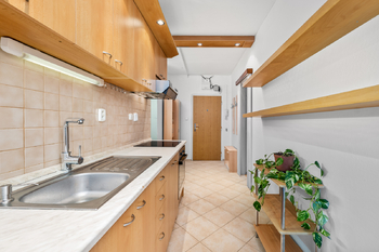 průchozí kuchyně - Prodej bytu 2+1 v osobním vlastnictví 64 m², Suchdol nad Lužnicí 