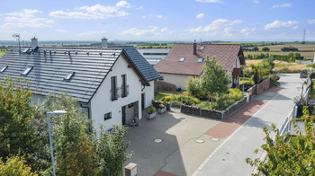 Otevřené parkování u domu - Prodej domu 215 m², Stěžery