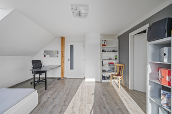 pokoj 2 - patro - Prodej domu 215 m², Stěžery