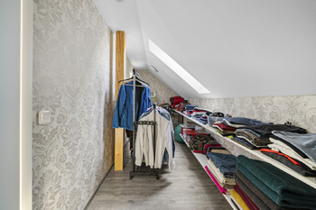 Šatna - hlavní ložnice - Prodej domu 215 m², Stěžery