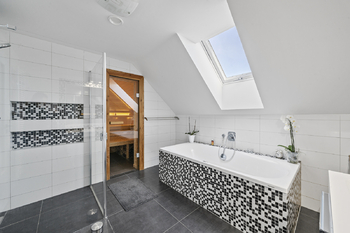 Hlavní koupelna - patro - Prodej domu 215 m², Stěžery