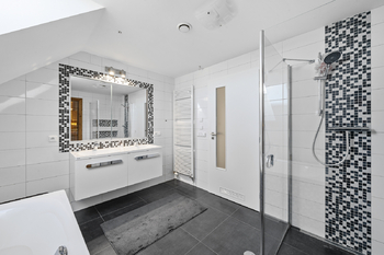 Hlavní koupelna - patro - Prodej domu 215 m², Stěžery