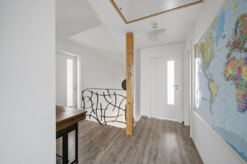 Chodba - patro - Prodej domu 215 m², Stěžery
