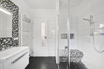 Koupelna - přízemí - Prodej domu 215 m², Stěžery