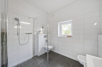 Koupelna - přízemí - Prodej domu 215 m², Stěžery