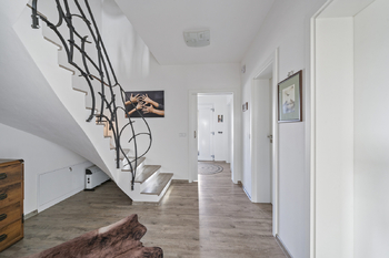 Vstupní hala - Prodej domu 215 m², Stěžery