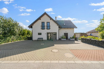 Pohled na dům z ulice - Prodej domu 215 m², Stěžery