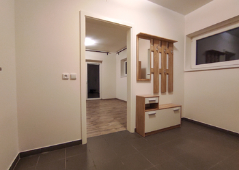 Chodba - garsonka - Prodej domu 215 m², Stěžery