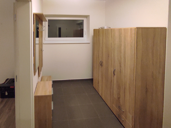 Chodba - garsonka - Prodej domu 215 m², Stěžery