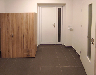 Chodba - garsonka - Prodej domu 215 m², Stěžery