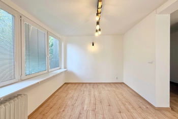 Pronájem bytu 6 a více v osobním vlastnictví 220 m², Praha 8 - Kobylisy