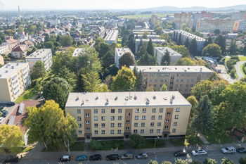 Pohled dům a okolí - Pronájem bytu 3+1 v osobním vlastnictví 76 m², Kolín