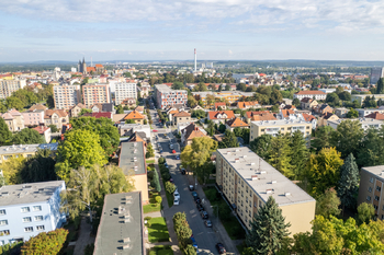 Pohled dům a okolí - Pronájem bytu 3+1 v osobním vlastnictví 76 m², Kolín