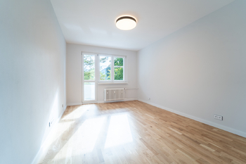Obývací pokoj se vstupem na lodžii - Pronájem bytu 3+1 v osobním vlastnictví 76 m², Kolín 