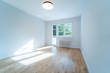 Obývací pokoj se vstupem na lodžii - Pronájem bytu 3+1 v osobním vlastnictví 76 m², Kolín
