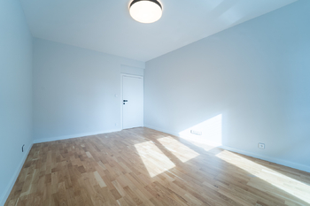 Obývací pokoj se vstupem na lodžii - Pronájem bytu 3+1 v osobním vlastnictví 76 m², Kolín