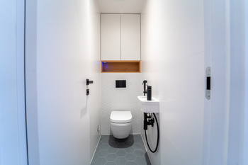 Samostatní WC s umyvadlem a sprškou - Pronájem bytu 3+1 v osobním vlastnictví 76 m², Kolín