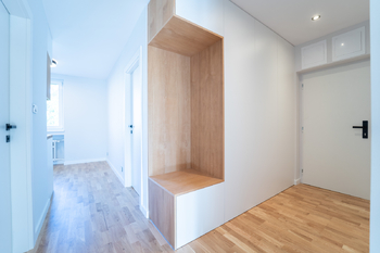 Vstupní prostor bytu s vestavěnými skříněmi - Pronájem bytu 3+1 v osobním vlastnictví 76 m², Kolín