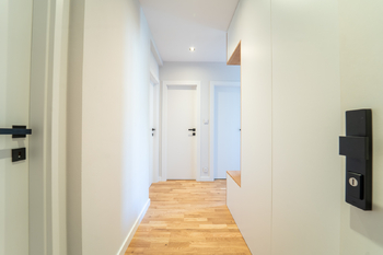 Vstupní prostor bytu s vestavěnými skříněmi - Pronájem bytu 3+1 v osobním vlastnictví 76 m², Kolín