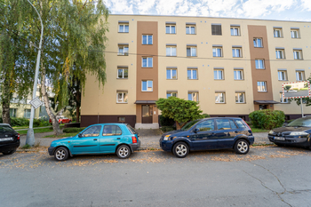 Pohled na bytový dům v Roháčově ulici - Pronájem bytu 3+1 v osobním vlastnictví 76 m², Kolín