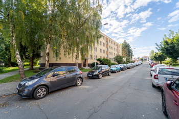 Pohled na bytový dům v Roháčově ulici - Pronájem bytu 3+1 v osobním vlastnictví 76 m², Kolín