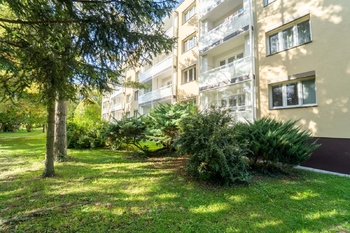 Pohled na bytový dům v Roháčově ulici - Pronájem bytu 3+1 v osobním vlastnictví 76 m², Kolín