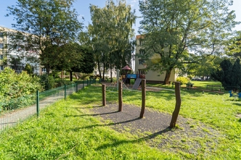 Pohled dům a okolí - Pronájem bytu 3+1 v osobním vlastnictví 76 m², Kolín