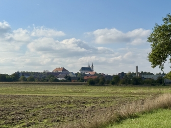 Pohled příjezd od Pasohlávek - Prodej bytu 3+1 v osobním vlastnictví 72 m², Drnholec