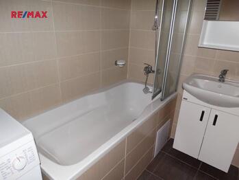 koupelna  - Pronájem bytu 3+1 v osobním vlastnictví 63 m², Pardubice