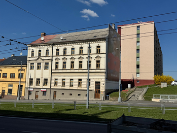 pohled na dům - Pronájem kancelářských prostor 33 m², Plzeň