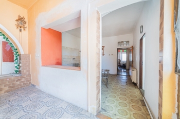Pohled z jídelny do kuchyně - Prodej domu 243 m², Kutná Hora